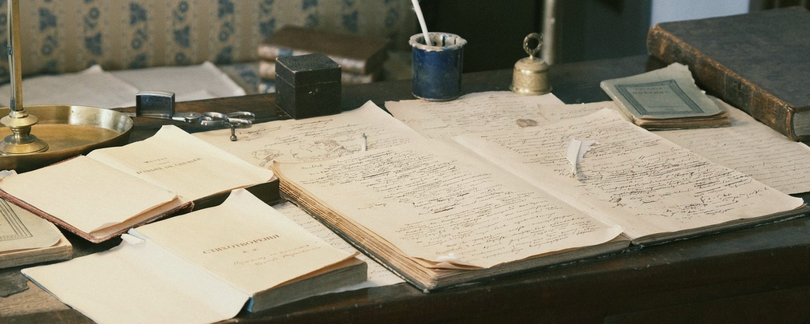 Notas manuscritas e imagens de teste espalhadas sobre a mesa de trabalho